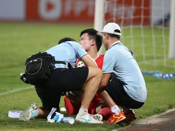 Bóng đá VN 30/10: Hoàng Đức bị đụng dập dây chằng gối Bóng đá VN 30/10: Hoàng Đức bị đụng dập dây chằng gối