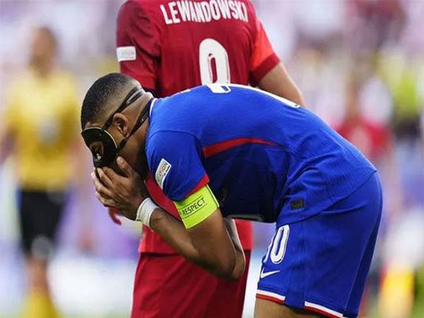 Mbappe bị tố lăng mạ Lewandowski là ‘chó đẻ’ Mbappe bị tố lăng mạ Lewandowski là ‘chó đẻ’