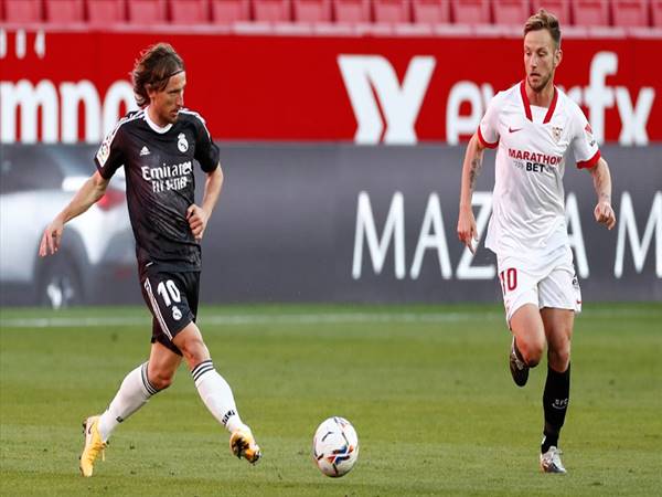 Bật tường trong bóng đá là gì? Ưu điểm của kỹ thuật ra sao Bật tường trong bóng đá là gì? Ưu điểm của kỹ thuật ra sao