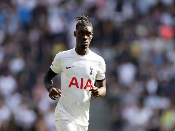 Tottenham đình chỉ Bissouma vì hít bóng cười Tottenham đình chỉ Bissouma vì hít bóng cười