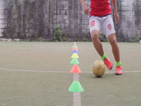 Hướng dẫn cách tập đá bóng bằng chân không thuận Hướng dẫn cách tập đá bóng bằng chân không thuận