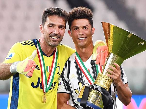 Buffon chụp ảnh cùng Ronaldo