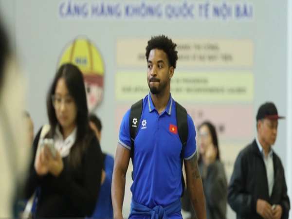 Bóng đá VN: Tuyển Việt Nam hết vé máy bay từ Singapore trở về